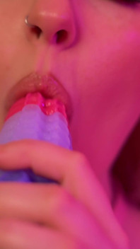Barbie-pop speelt met haar favoriete speelgoed