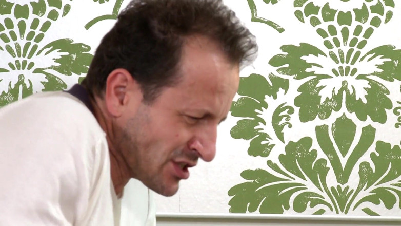POV Orgasms: Fofa garota duplamente penetrada no sofá