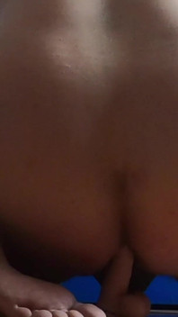 Bărbat călărește un vibrator anal
