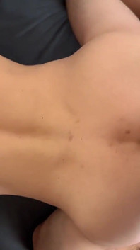 Güzel twink sabah seksi sırasında yarak yutuyor