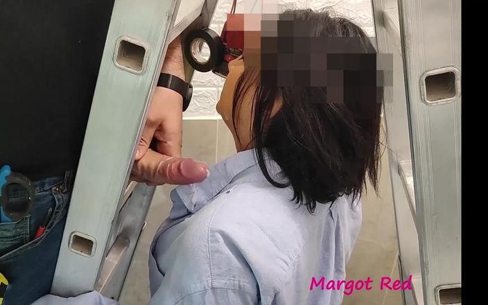 Margot Red: Une femme trompe un technicien pendant que son mari cocu...