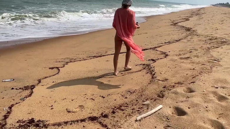 Batty Lux: Procházky a opalování nahé na pláži