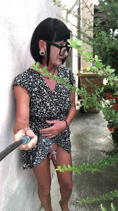 Andreina Naty: Irrt wie eine kleine Hure durch den Garten