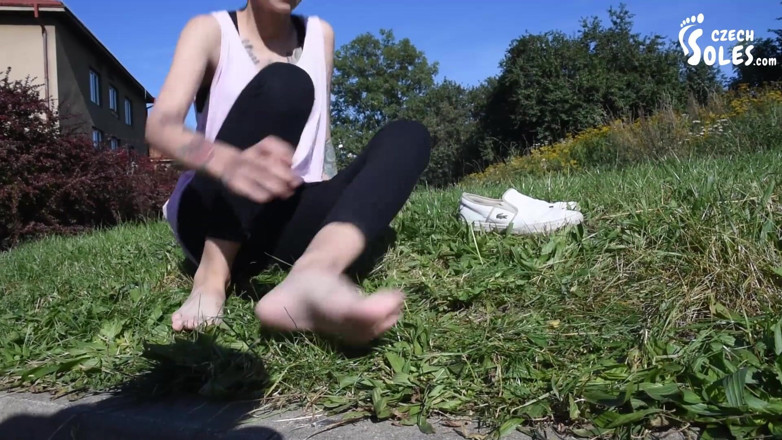 Czech Soles - foot fetish content: 맨발로 걷다가 레일에 더러운 발