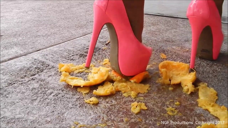 Nasty Girlfriends: ソフィア潮吹きオレンジクラッシュでピンクのハイヒール