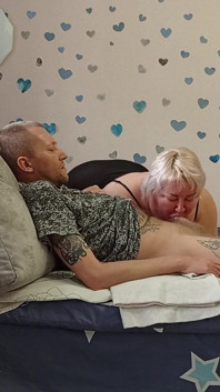 Avsugning innan cumshot från styvmamma