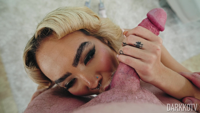 DarkkoTV: Luna luxe bubbelmeisje pijpbeurt met Jonni Darkko