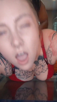 我的下流继父给我中出了一个