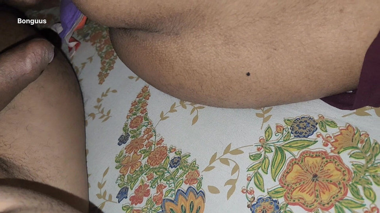 Riya Bonguus: 継母は夫が家にいない夜、毎晩私に手コキをしてくれます