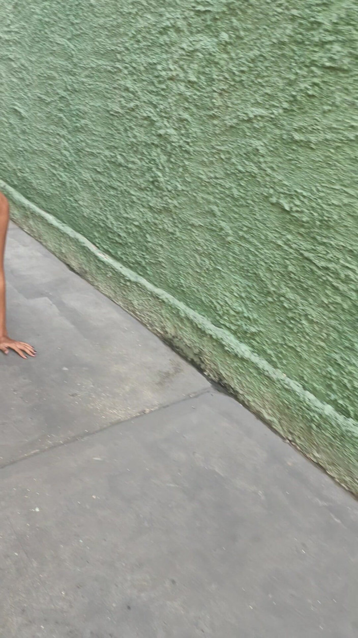 Lily Slav: 女孩在她的内裤里撒尿