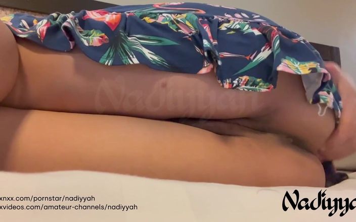 Priya Emma: Арабская мусульманская тетушка трахает пальцами ее волосатую киску в любительском видео