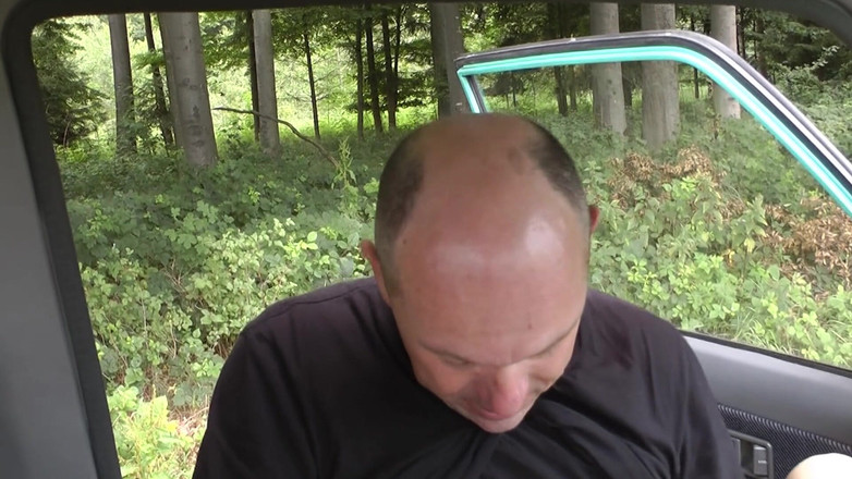 Vintagex: Une brune sexy suce une grosse bite noire dehors et...