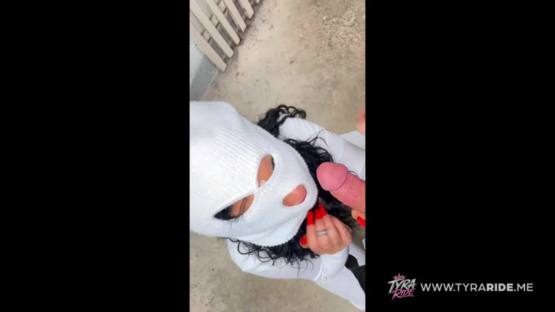 TYRARIDE: Balaclava'da maskeli orta yaşlı seksi kadın kalın yarağa tapıyor ve...
