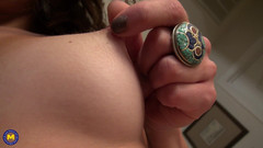 Mature NL: Kleine titten, schöne MILF