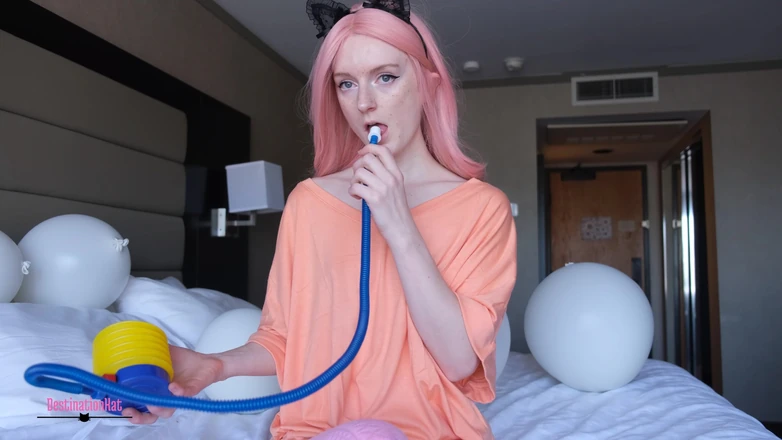 Destination Kat: Peitos inflados