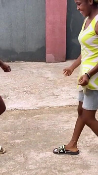 Une Amante Lesbienne Africaine Joue À Un Jeu Local Dans La Nature