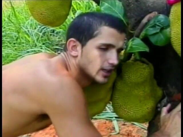 Gays Case: Joven lujurioso tipo chupa la polla y luego se sienta...