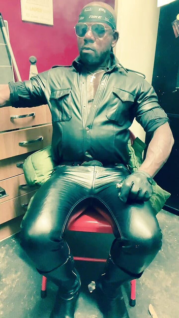 Black Muscle Stepdad: Rauchender mann aus schwarzem leder