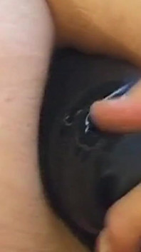 İri göğüslü kızıl saçlı orta yaşlı seksi kadın bağlı ve dildoyla derinden sikiliyor