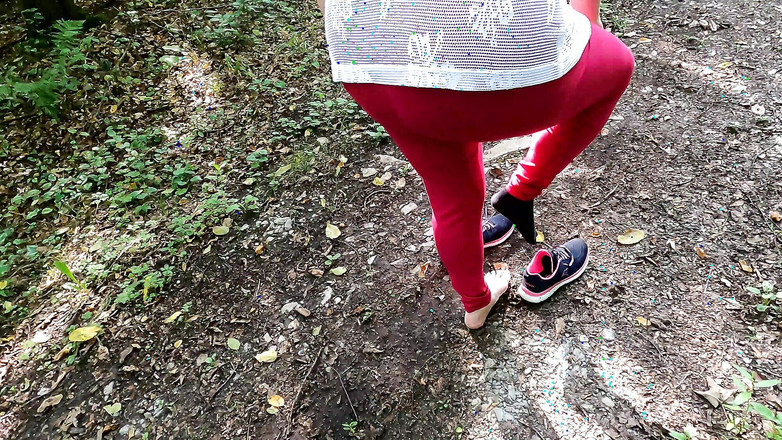 Bouncy Tits Action: Caminhadas nuas pela floresta e levar um tapa