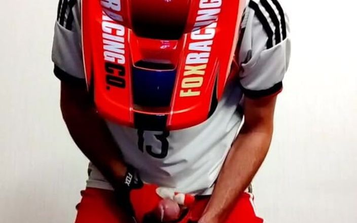 Sneakersmax98: Un jeune gay en uniforme de football et casque se...