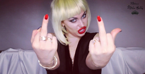 Goddess Misha Goldy: Middenvinger voor domme retard!