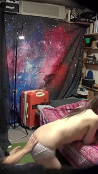 O amigo da minha esposa fica no meu quarto - eu naturalmente faço um movimento nela - ep2