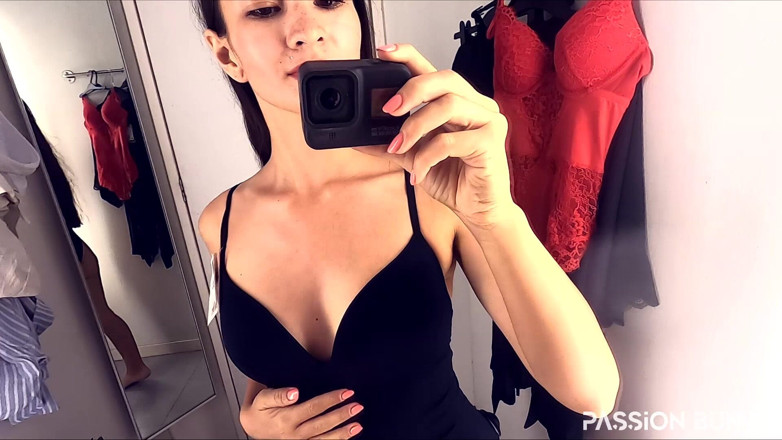 PassionBunny: Riskante heiße masturbation in der umkleidekabine