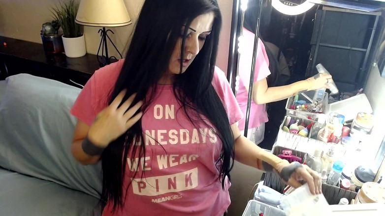 Abby Anna: Yawning milf doet make-up /neukt wat chat
