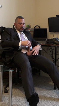 Une patronne adaptée branle une bite non circoncise et jouit sur des chaussures officielles
