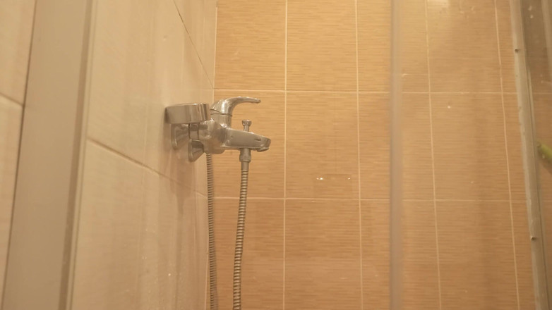 Pasha: Un jeune homme se lave sous la douche et rêve...