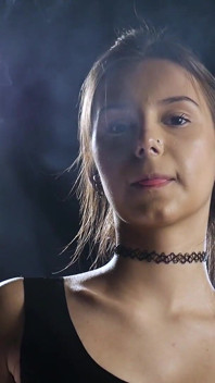 Brunetă care fumează în ținută de latex negru scenă senzuală lentă