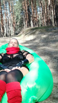 Lukerya está descansando na floresta da primavera