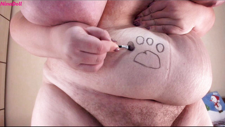 Nina Doll: Kaki putih dengan kaki bercetak pada tetek dan perut