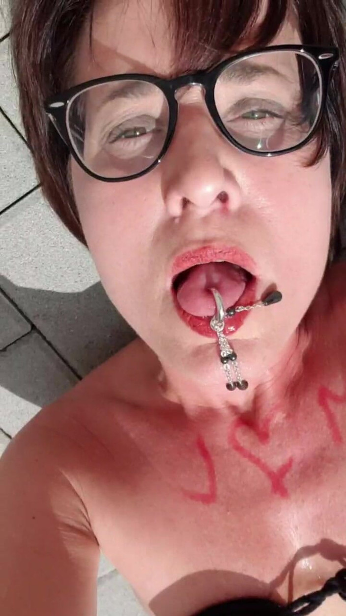 JulieEroticDress: Spuiten op de muur