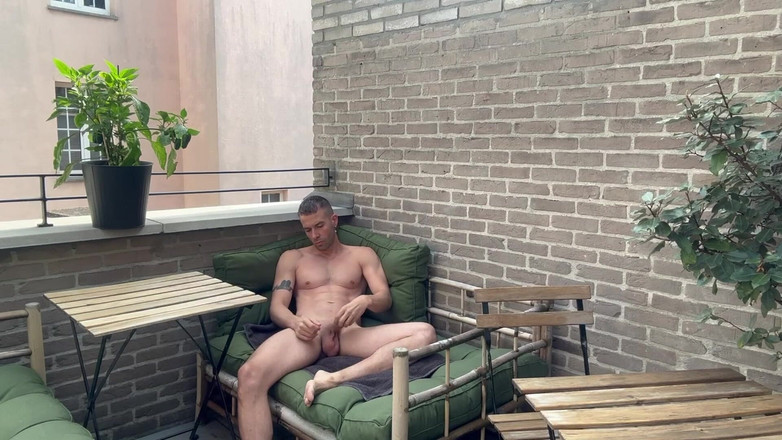 Brady Massage: 앤트워프의 노출증: 테라스에 선 나