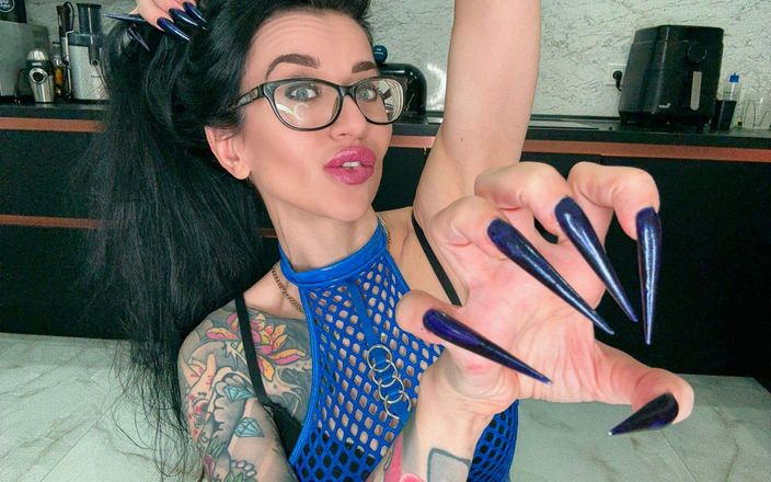 Julia domaina: गहरे नीले लंबे नाखून, तेज stilettos, लंबी उंगलियां, थूक के साथ हॉट हाथों वाली चुदाई और नीले रंग का पीवीसी