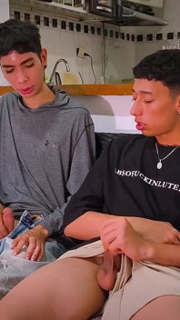 Twee hetero vrienden trekken aan hun grote pikken terwijl ze naar elkaar kijken totdat ze klaarkomen