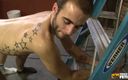 Gay Diaries: 문신을 한 친구에게 털이 무성한 엉덩이를 펌핑하고 질싸하는 남자