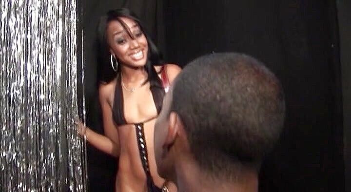 Black Jass: 娇小的乌木青少年荡妇喜欢精子的味道