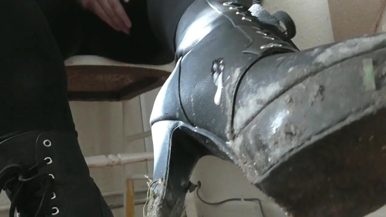 Kikka Jennie: Tacones de botas sucios y saliva
