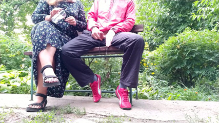 OurFetishLife: Ateşli orta yaşlı seksi kadın parkta bankta büyük bir yarağı...