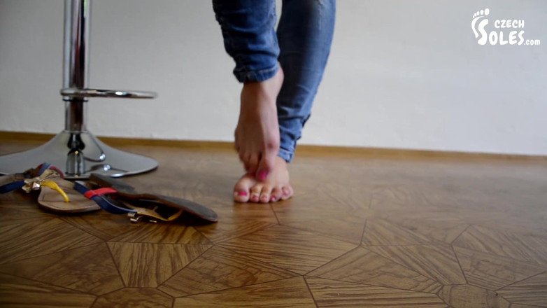 Czech Soles - foot fetish content: Cherry và đôi chân trần gợi cảm trong đôi dép