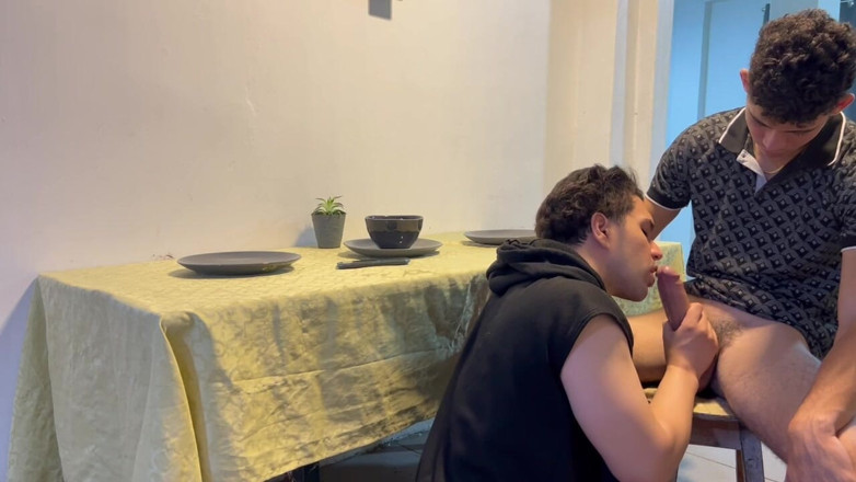 krisbadboy: Cowok berotot ini lagi asik ngentot sama kokinya