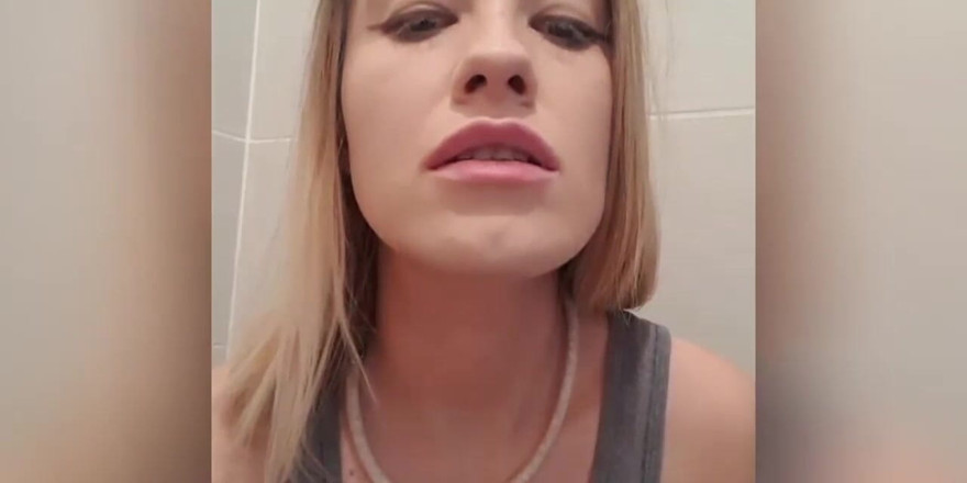 Erotic Tanya: Scoreggia in bagno