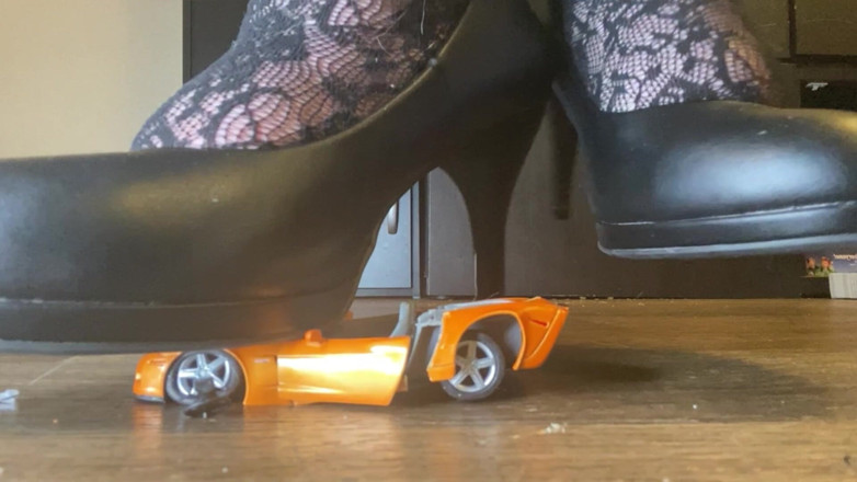 BellaBlast: Krossade drömmar: Jättinnan Bootyful Bella Blast Vs Den orange sportbilen