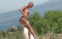 Cryptostudios: Plešatá modelka pózuje nahá na ostrově