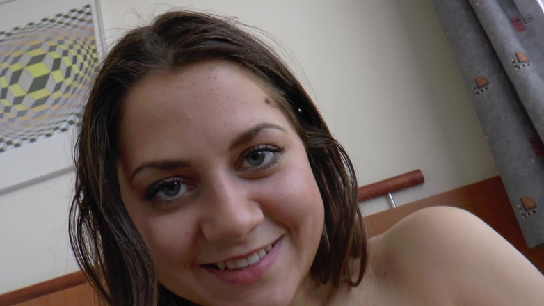 Casting GIRLS AND FIRST PORNO: Brunete excitate și roșcate sug pula și se fut tare