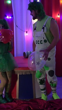 Clovni Excitați - Joc Cu Fetiș Cu Balon