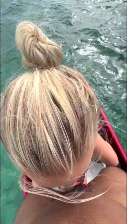 Elana Bunnz: Pulă mare și neagră este suptă și futută pe un Jet Ski